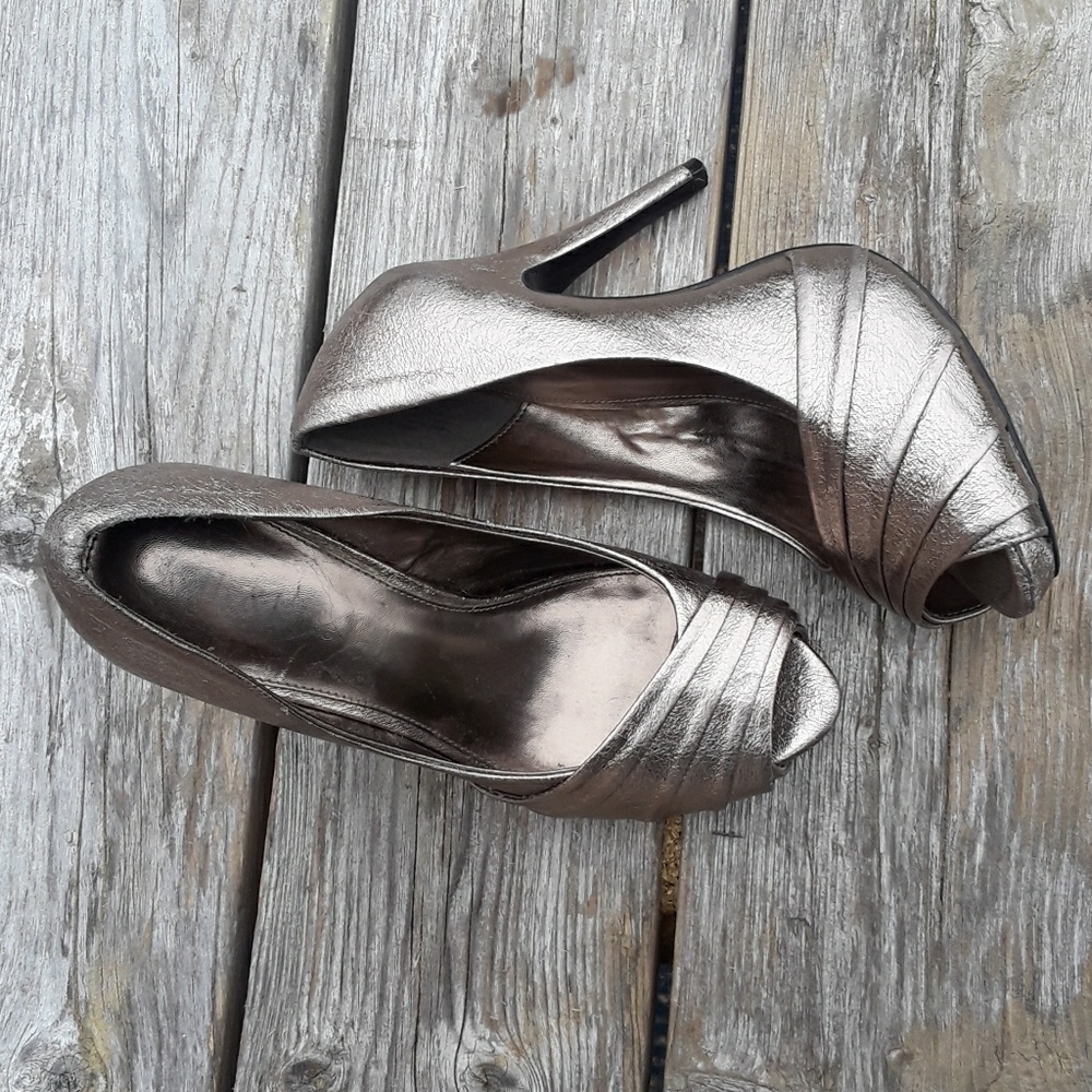 Metallic Platform Pumps with Peek Toe